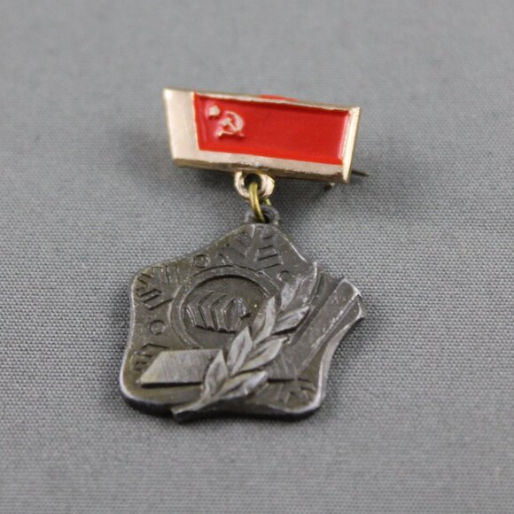 COPY - 1973 World Hockey Championship Pin - Team USSR - Medallion Pin Stamped G… - Picture 3 of 3